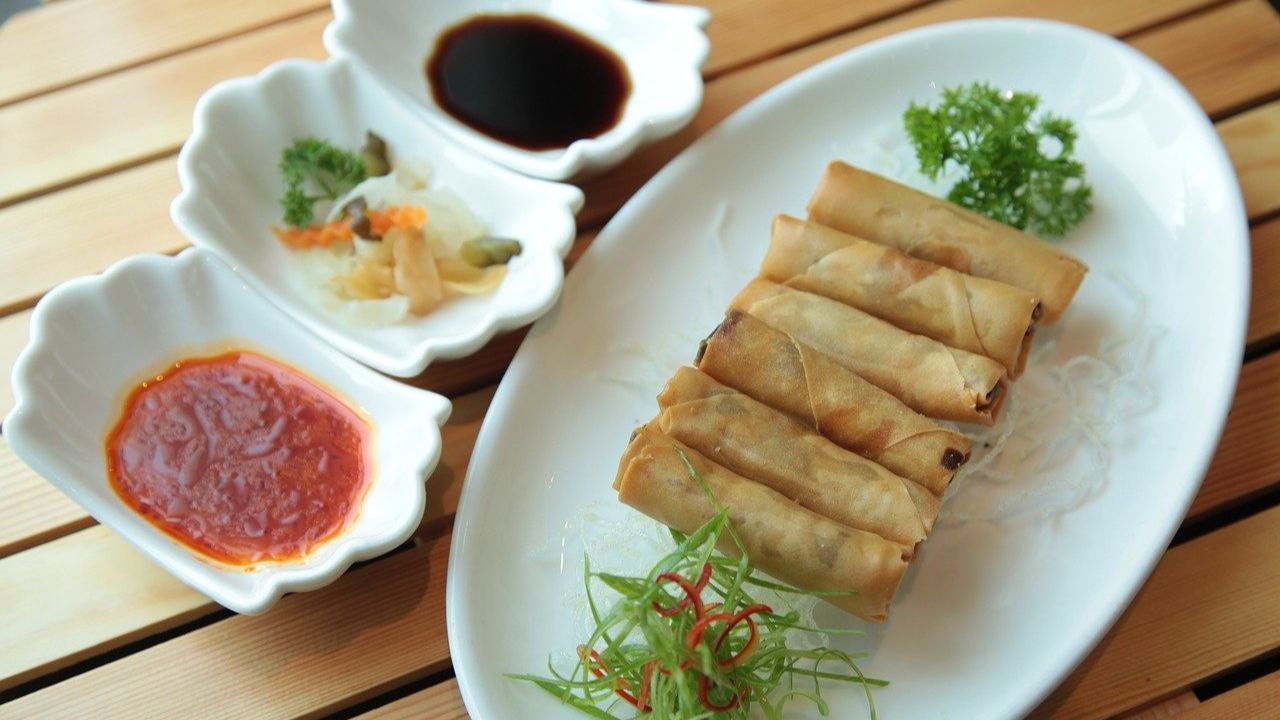 Image of spring rolls and dipping sauce
